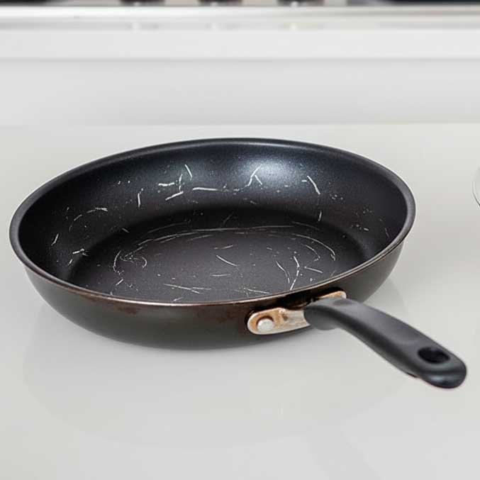 Sarten antiadherente de teflon vieja y rayada