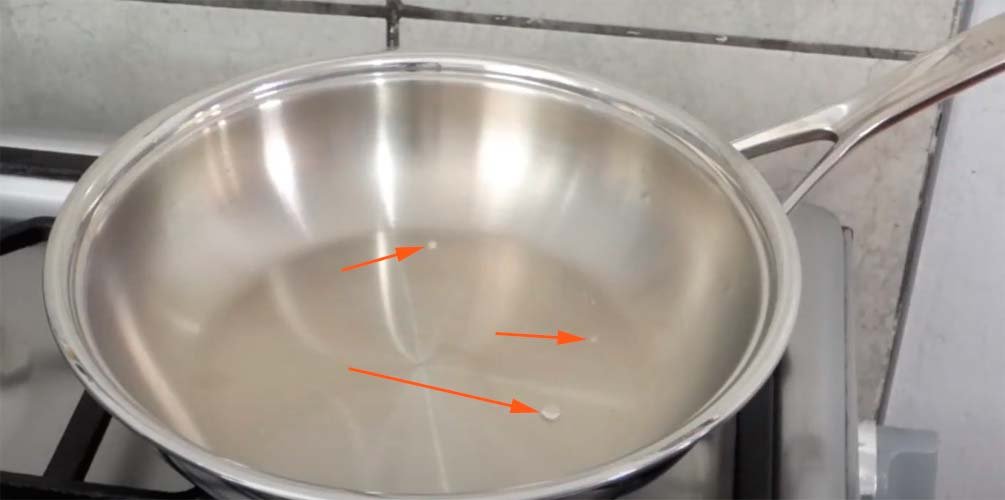 Prueba de las gotas de agua en sartén caliente