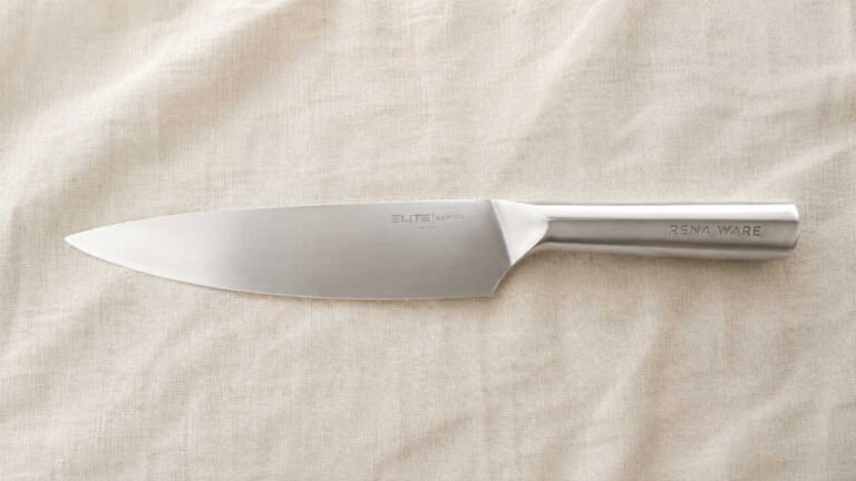 cuchillos de una sola pieza de acero sostenible: cuchillo de chef monobloque de acero inoxidable sobre tela de lino natural