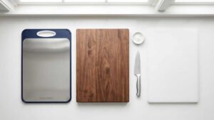 Comparativa de tabla de cortar de acero inoxidable, madera y plástico en cocina