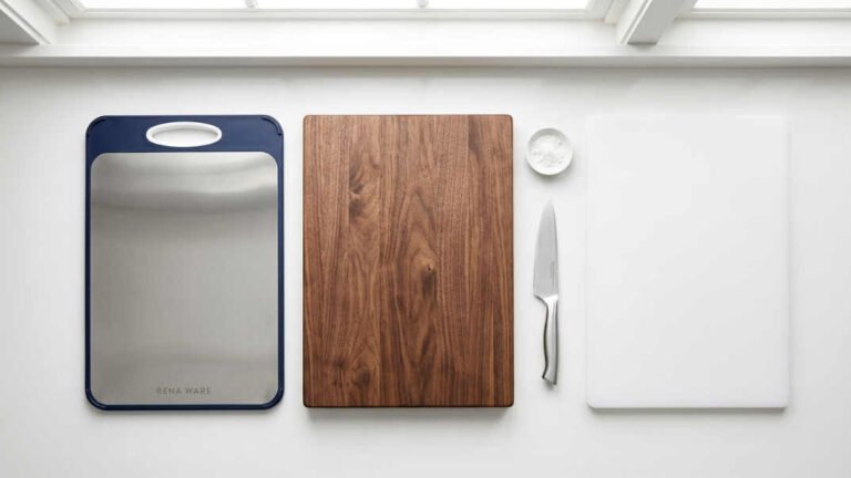 Comparativa de tabla de cortar de acero inoxidable, madera y plástico en cocina