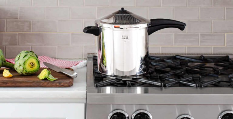 Olla a presión de acero inoxidable sobre cocina moderna