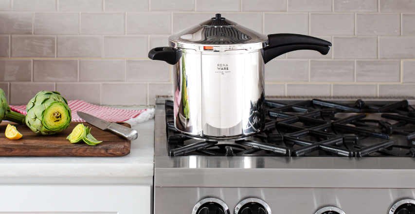 Olla a presión de acero inoxidable sobre cocina moderna